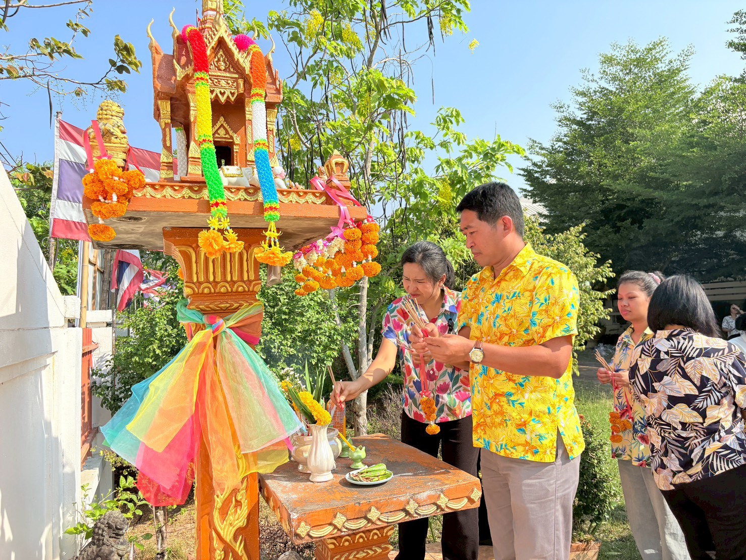 title - ส.ป.ก. ยโสธร จัดพิธีเจริญพระพุทธมนต์ทำบุญถวายภัตตาหารเพลแด่พระสงฆ์ พิธีสักการะศาลเจ้าที่และสิ่งศักดิ์สิทธิ์ประจำสำนักงาน เนื่องในเทศกาลวันขึ้นปีใหม่ไทย